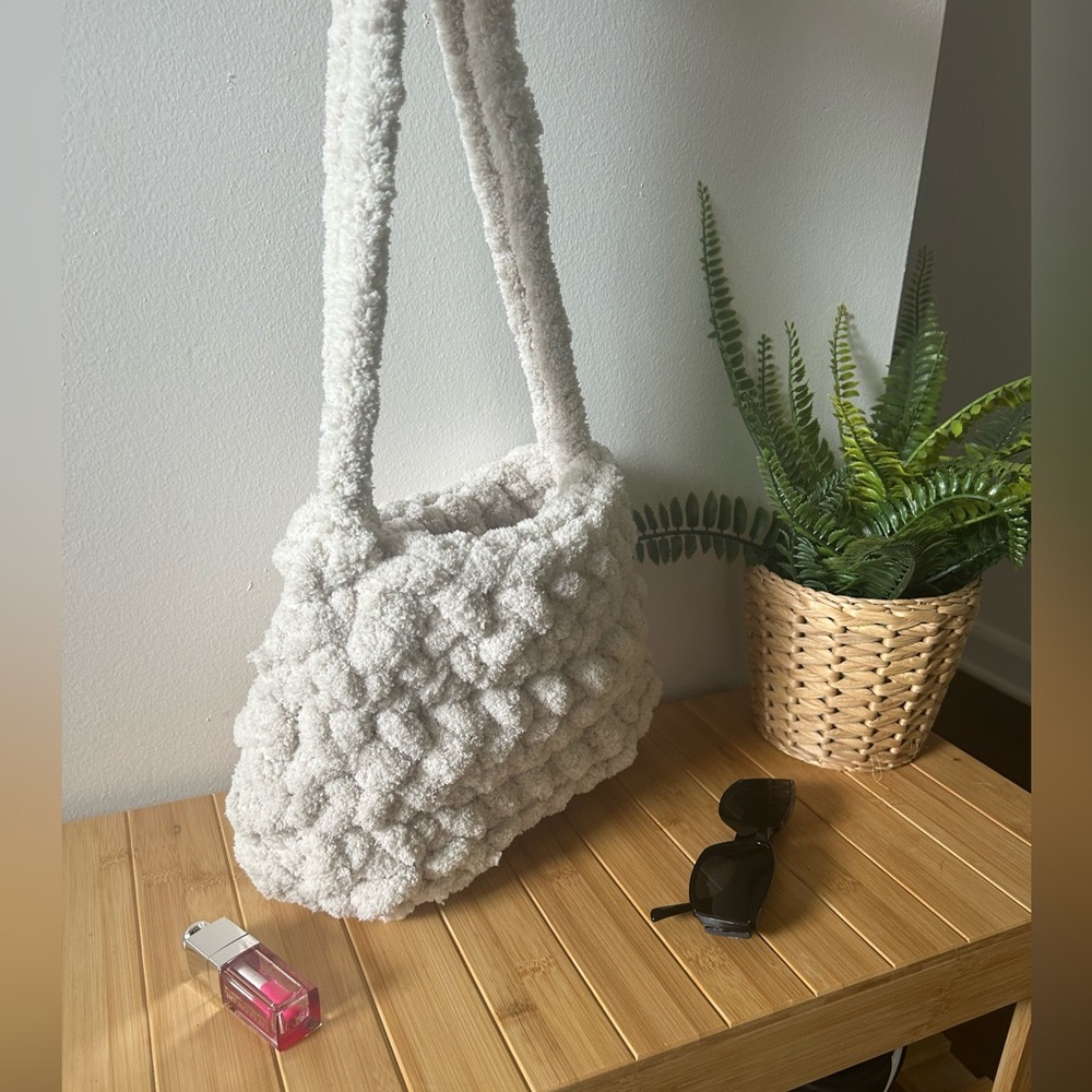 [Cream/White] Hand-Crocheted Fluffy Cloud Purse